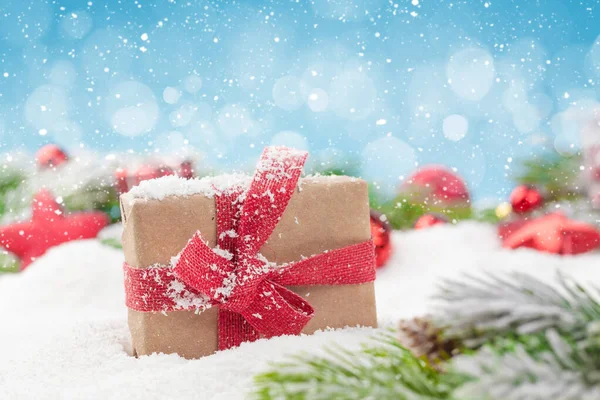 Weihnachtsgrußkarte Mit Dekor Und Geschenkbox Schnee Über Verschwommenem Bokeh Hintergrund — Stockfoto