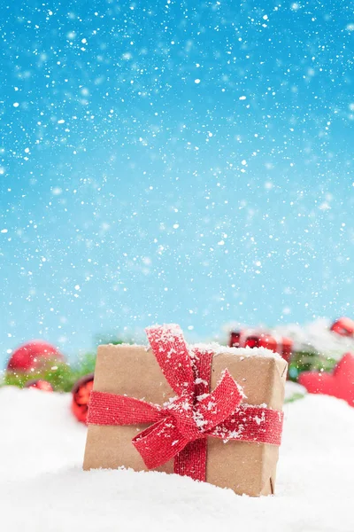 クリスマスの挨拶カードあなたの夏の挨拶のためのぼやけたボケの背景とコピースペースの上の雪の中で装飾やギフトボックス — ストック写真