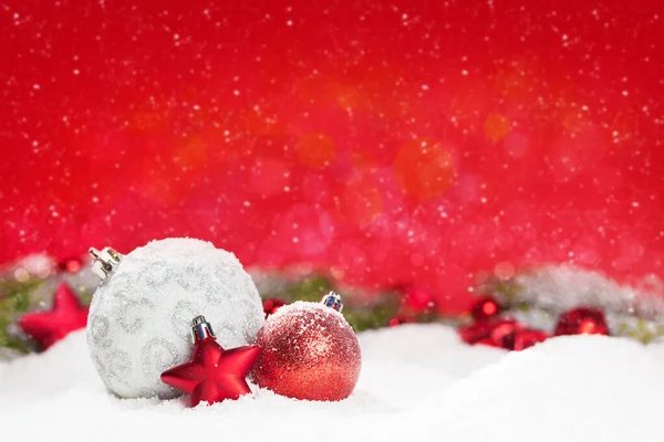 Karla Süslenmiş Noel Tebrik Kartı Arkaplanı Bulanıklaştırılmış Xmas Selamlamalarınız Için — Stok fotoğraf