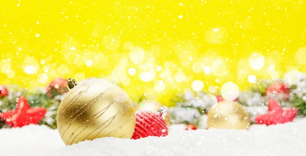 雪の中で装飾が施されたクリスマスグリーティングカードぼやけたボケの背景とあなたの夏の挨拶のためのスペースをコピー — ストック写真