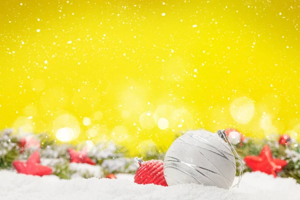 Natal Cartão Saudação Com Decoração Neve Sobre Fundo Bokeh Borrado — Fotografia de Stock