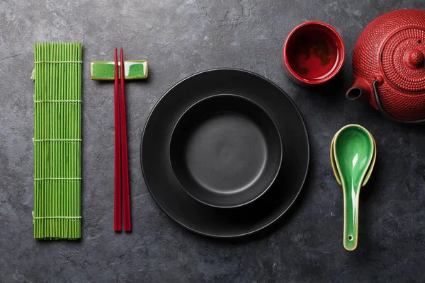 日本茶 空盘子和筷子放在石桌上 亚洲食品概念 带有复制空间的顶视图平面布局 — 图库照片