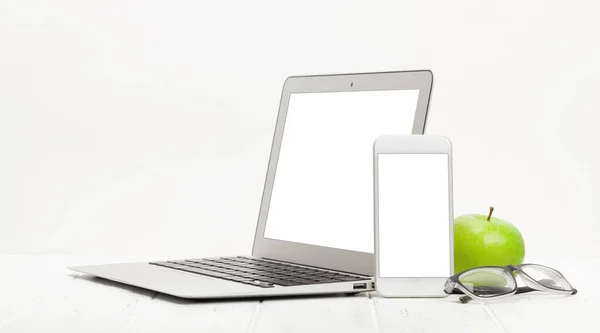 ノートパソコン スマートフォン 電源と白の背景にリンゴとオフィスの職場の机のテーブル テキストやアプリのスペースで — ストック写真