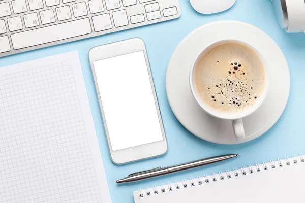 Blauwe Werktafel Met Computer Smartphone Benodigdheden Koffie Bovenaanzicht Met Ruimte — Stockfoto