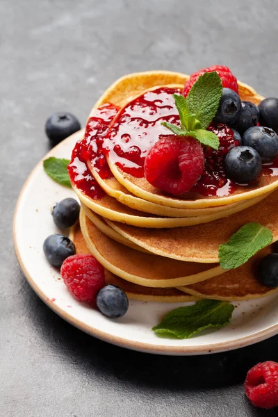 Läckra Hembakade Pannkakor Med Sommarbär Och Sylt — Stockfoto