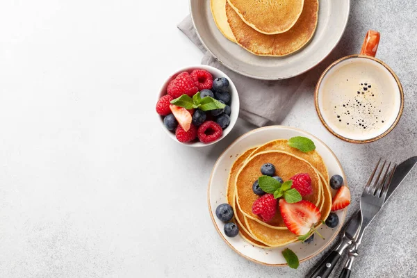 Heerlijke Zelfgemaakte Pannenkoeken Met Zomerbessen Koffie Als Ontbijt Morgenmaaltijd Bovenaanzicht — Stockfoto