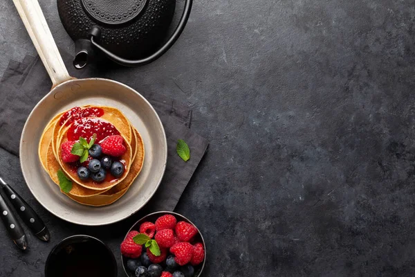 Köstliche Hausgemachte Pfannkuchen Mit Sommerbeeren Und Tee Zum Frühstück Draufsicht — Stockfoto