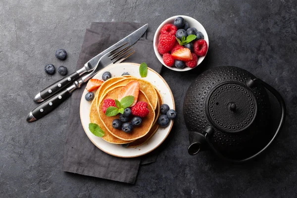 Läckra Hembakade Pannkakor Med Sommarbär Och Till Frukost Ovanifrån — Stockfoto