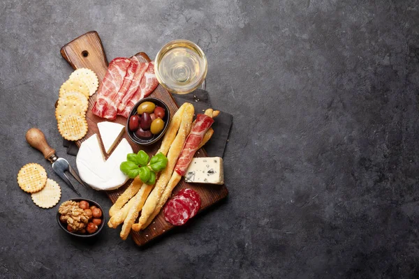 Formaggio Carne Olive Antipasto Tavola Selezione Antipasto Bicchiere Con Vino — Foto Stock