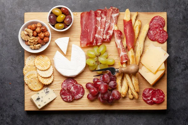 Käse Fleisch Trauben Und Oliven Antipasti Vorspeisenauswahlgremium Ansicht Von Oben — Stockfoto