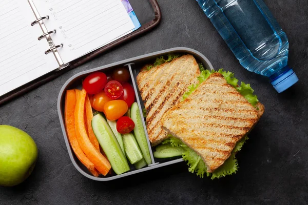 Υγιεινό Κουτί Φαγητού Σάντουιτς Και Λαχανικά Στο Τραπέζι Του Γραφείου — Φωτογραφία Αρχείου