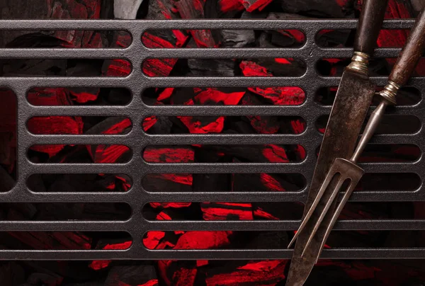 Sıcak Kömürün Üstünde Metal Barbekü Izgarası Üstteki Düz Yerde Yemek — Stok fotoğraf
