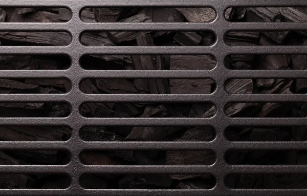 熱い石炭の上に金属バーベキューグリル トップビューのフラットレイアウト 料理の背景 — ストック写真