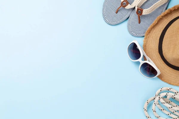 Zomer Vakantie Items Accessoires Flip Flops Zonnebril Zonnehoed Blauwe Achtergrond — Stockfoto