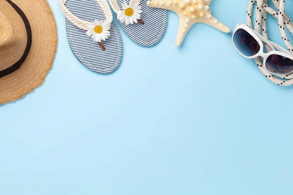 Artículos Accesorios Vacaciones Verano Chanclas Gafas Sol Sombrero Sol Sobre — Foto de Stock