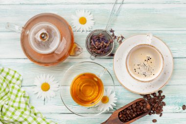 Tahta masada çeşitli bitki çayları ve espresso kahveleri var. Üst Manzara. Düz yatıyordu