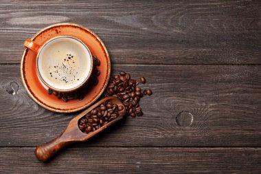 Espresso kahve ve kavrulmuş kahve çekirdekleri. Üst görünüm düzlüğü kopyalama alanı ile yatıyordu