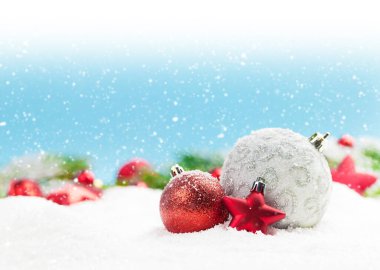 Karla süslenmiş Noel tebrik kartı arkaplanı bulanıklaştırılmış ve Xmas selamlamalarınız için alanı kopyalayın