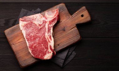 Kesme tahtasındaki çiğ biftek. Üst görünüm düzlüğü kopyalama alanı ile yatıyordu