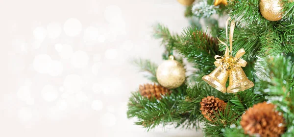 装飾されたモミの木とあなたのクリスマスの挨拶のためのスペースをコピーして広いクリスマスグリーティングカード — ストック写真