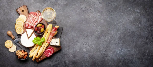 肉和橄榄开胃菜选择板和白葡萄酒杯子 带有复制空间的顶部视图 平坦宽阔的背景 — 图库照片