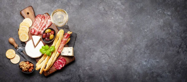 Ost Kött Och Oliver Antipasto Aptitretare Urvalstavla Och Glas Med — Stockfoto