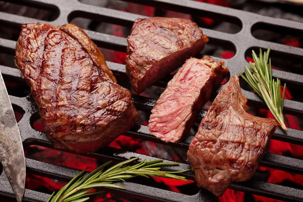 Bifes Carne Cozinhando Grelha Com Especiarias Ervas — Fotografia de Stock