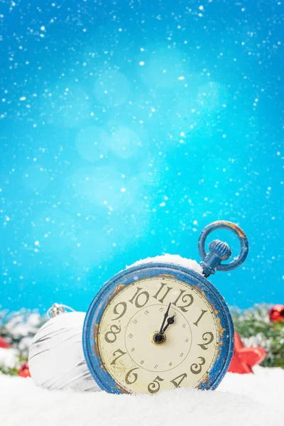 Weihnachtsgrußkarte Mit Wecker Und Dekor Schnee Über Verschwommenem Bokeh Hintergrund Stockfoto