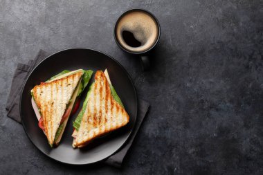 Kulüp sandviç ve kahve fincanı. Kahvaltı menüsü. Kopyalama alanı olan üst görünüm