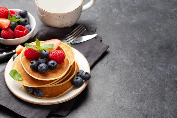 Heerlijke Zelfgemaakte Pannenkoeken Met Zomerbessen Koffie Als Ontbijt Morgenmaaltijd Met — Stockfoto