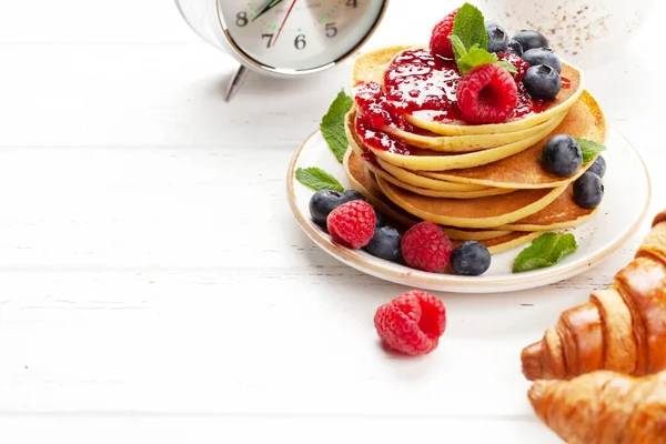 Läckra Hembakade Pannkakor Med Sommarbär Och Kaffe Till Frukost Med — Stockfoto