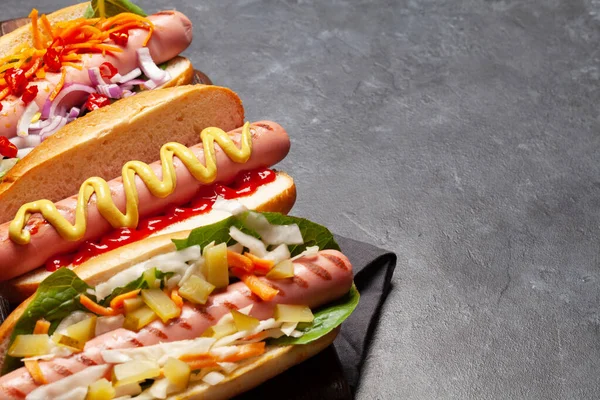 Vari Hot Dog Con Verdure Lattuga Condimenti Fondo Pietra Con — Foto Stock