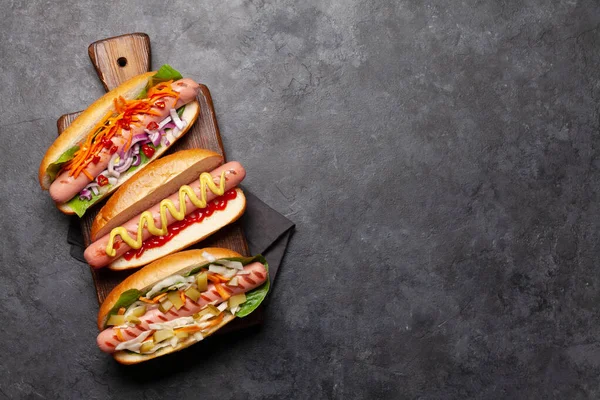 Různé Hot Dog Zeleninou Salátem Koření Kamenném Pozadí Horní Pohled — Stock fotografie