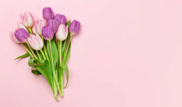 Ramo Flores Tulipán Rosa Sobre Fondo Rosa Plantilla Tarjeta Felicitación —  Fotos de Stock