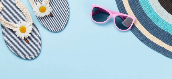 Strandteenslippers Met Bloemen Zonnebrillen Blauwe Achtergrond Zomervakantie Concept Vlakke Lay — Stockfoto