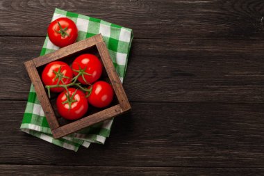 Tahta masada olgun bahçe domatesleri. Kopyalama alanı olan üst görünüm