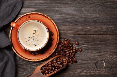 Espresso kahve ve kavrulmuş kahve çekirdekleri. Üst görünüm düzlüğü kopyalama alanı ile yatıyordu