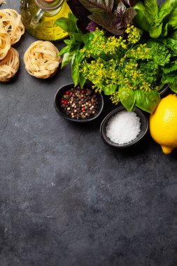 İtalyan mutfağı malzemeleri. Makarna, otlar ve baharatlar. Kopyalama alanı olan üst görünüm. Düz yatıyordu
