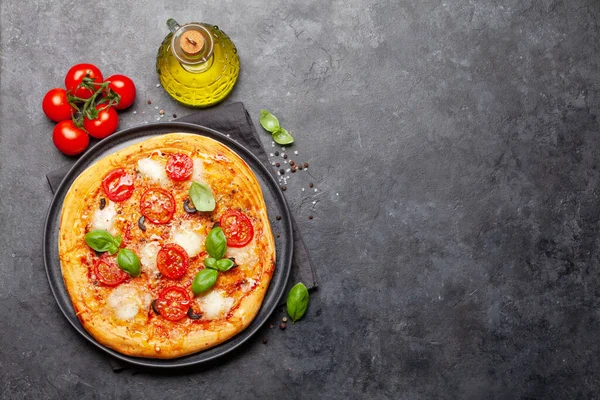 Ízletes Házi Pizza Kerti Paradicsommal Bazsalikommal Felülnézet Fénymásoló Felülettel Lapos — Stock Fotó