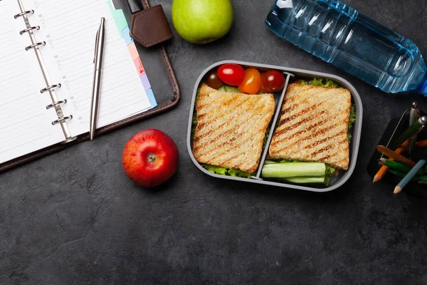 Hälsosam Lunchlåda Med Smörgås Och Grönsaker Kontorsbordet Ovanifrån Med Kopieringsutrymme — Stockfoto