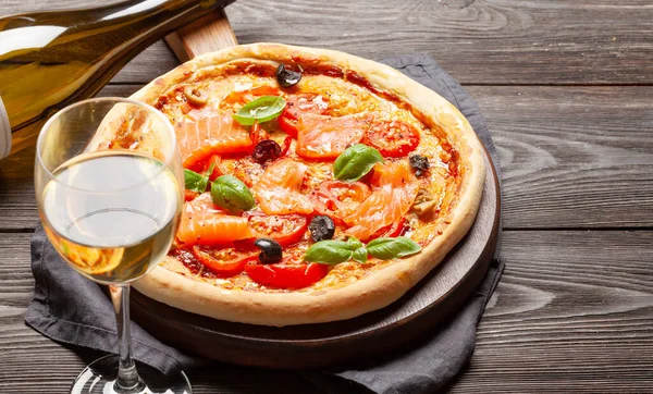 Gustosa Pizza Pesce Fatta Casa Con Pomodori Giardino Formaggio Salmone — Foto Stock