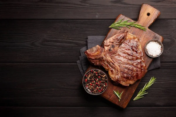 Bone Grilovaný Hovězí Steak Kořením Bylinkami Horní Pohled Plochý Ležel — Stock fotografie
