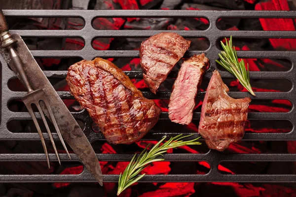 Bifes Carne Cozinhando Grelha Com Especiarias Ervas Vista Superior Flat — Fotografia de Stock
