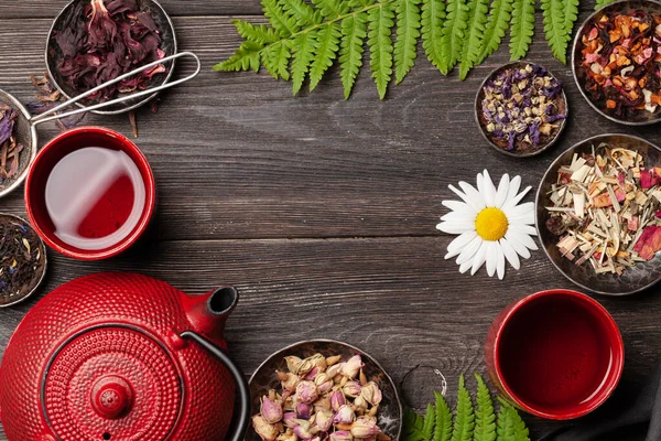 Verschiedene Trockene Kräutertees Teekanne Und Tasse Auf Einem Holztisch Draufsicht — Stockfoto