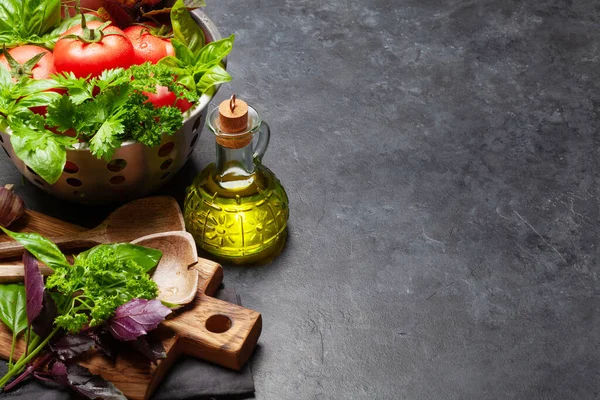 Italienska Köket Ingredienser Trädgårdstomater Örter Och Kryddor Med Kopieringsutrymme — Stockfoto