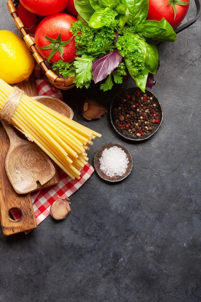 Ingredientes Cocina Italiana Huerta Tomates Pasta Hierbas Especias Vista Superior — Foto de Stock