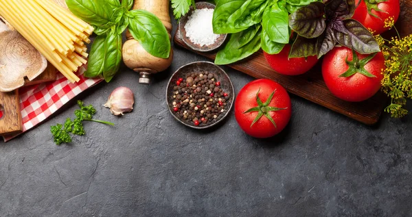 Ingrédients Cuisine Italienne Tomates Jardin Pâtes Herbes Épices Vue Supérieure — Photo