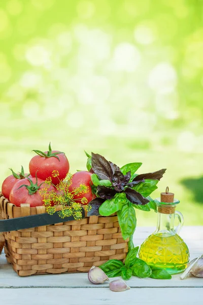 Italiaanse Keuken Ingrediënten Rijp Tomaten Kruiden Specerijen Tuintafel Met Kopieerruimte — Stockfoto