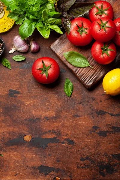 Italiaanse Keuken Ingrediënten Tuintomaten Kruiden Specerijen Bovenaanzicht Met Kopieerruimte Vlakke — Stockfoto