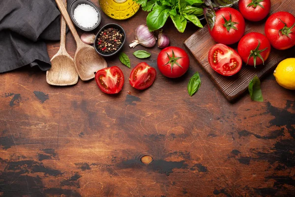 イタリア料理の材料 庭のトマト ハーブ スパイス コピースペース付きのトップビュー — ストック写真